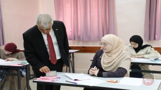 برهم يتفقد امتحان الثانوية العامة في الخليل ويكرّم مبادرة “معك لتنجح”