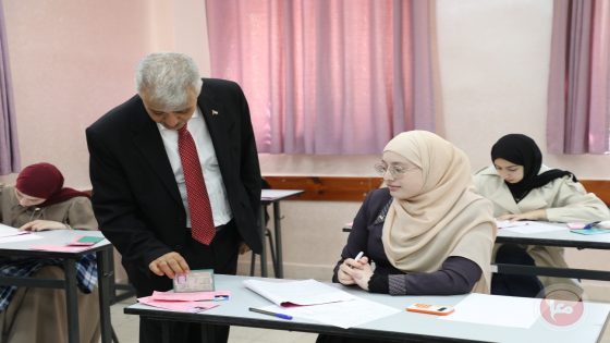 برهم يتفقد امتحان الثانوية العامة في الخليل ويكرّم مبادرة “معك لتنجح”