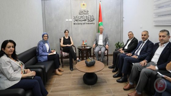 وزير الصناعة يبحث مع الممثلية الألمانية سبل تعزيز التعاون الصناعي والاقتصادي