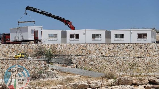مستعمرون ينصبون بيوتا متنقلة في مدينة الخليل والبلدة القديمة