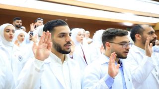 طلبة كلية طب الأسنان في الجامعة العربية الأمريكية يؤدون قسم المهنة