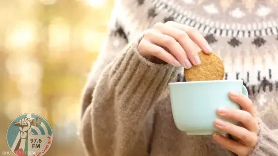 غمس البسكويت في الشاي.. خبراء يحذرون من مخاطر صحية
