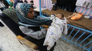 عشرات الشهداء والجرحى بغزة واسرائيل تعلن هدنة إنسانية للهرب من صور المجاعة