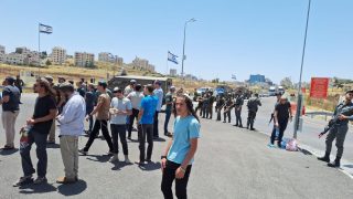 أضرار مادية.. مستوطنون يهاجمون مركبات المواطنين جنوب نابلس
