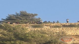 مستوطنون يعتدون على مواطنين والجيش يعتقل مواطنين إثنين