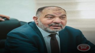 فجرا- ملثمون يعتدون بالضرب على رئيس بلدية الخليل أثناء خروجه من المسجد
