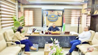 عوض يبحث والوفد الهولندي انشاء مرفق مياه يطا