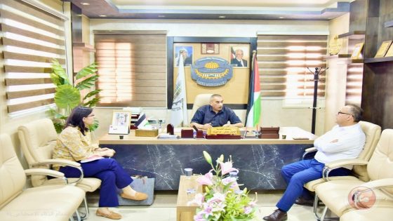عوض يبحث والوفد الهولندي انشاء مرفق مياه يطا