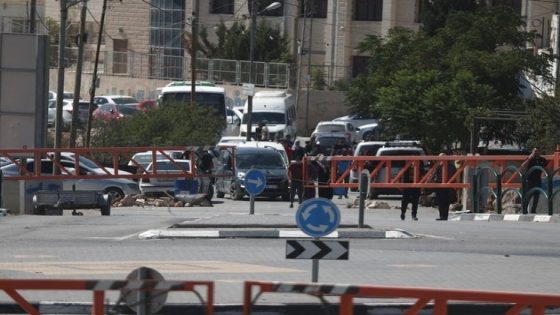 الاحتلال يُصيب شابا بالرصاص الحي عند المدخل الشمالي لمدينة الخليل