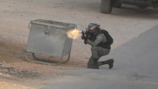 قوات الاحتلال تطلق قنابل الغاز في بلدة الرام شمال شرق القدس