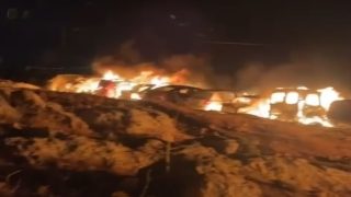 مستوطنون يحرقون مشطب مركبات في برقا شرق رام الله