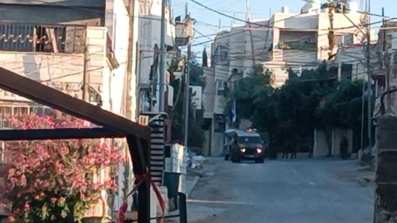 إصابات بالاختناق ومستوطنون يطردون مزارعين من أرضهم في بيت أمر