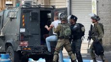 الاحتلال يعتقل أكثر من 32 مواطنًا في حملة مداهمات واسعة طالت عدة محافظات بالضفة الغربية