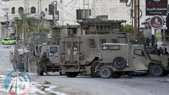 الاحتلال يعتقل 13 مواطنا خلال اقتحام بلدات شرق طولكرم طالت نازحين من مخيم نور شمس