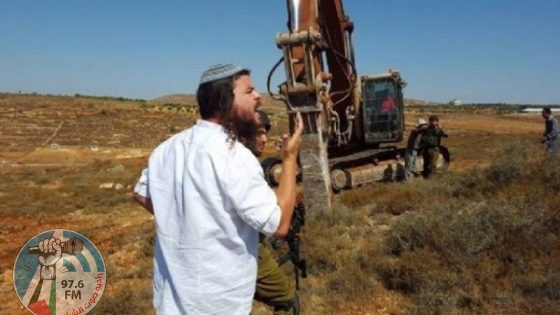 مستعمرون يجرفون أراضي في قرية أم صفا شمال غرب رام الله