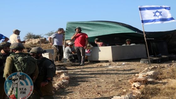 مستعمرون ينصبون خيمتين فوق أراضٍ في قرية المنيا جنوب شرق بيت لحم