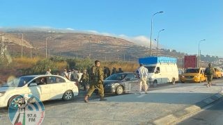 مستعمرون يهاجمون مركبات المواطنين جنوب نابلس ويُلحقون أضرارًا بمركبة
