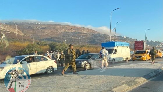 مستعمرون يهاجمون مركبات المواطنين جنوب نابلس ويُلحقون أضرارًا بمركبة