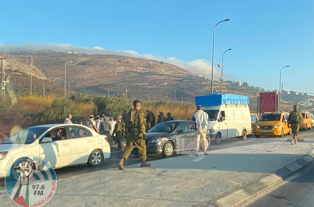 مستعمرون يهاجمون مركبات المواطنين جنوب نابلس ويُلحقون أضرارًا بمركبة