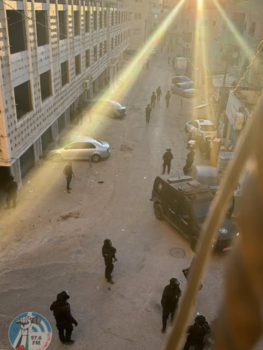 الاحتلال يشرع بهدم بناية قيد الإنشاء في عناتا