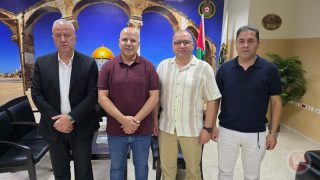 قائد منطقة الخليل يلتقي بوفد من غرفة الخليل