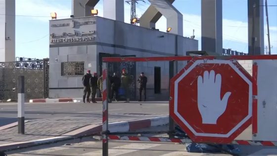 رئيس الوزراء يزور معبر رفح برفقة مسؤولين مصريين