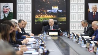 مراسل معا: مجلس الوزراء يُصادق على اقالة رئيس بلدية بيت أمر ورئيس بلدية ترقوميا