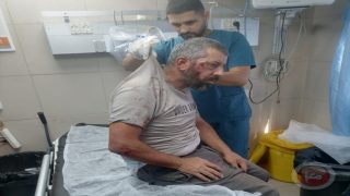 مستوطنون يعتدون بالضرب على مواطن ونجله شرق الخليل