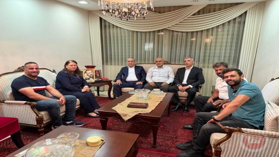 الشيخ يزور عائلة الأسير البرغوثي ويؤكد على موقفه الثابت تجاه قضية الأسرى