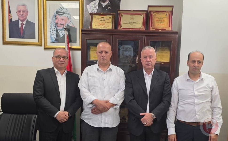 أعضاء من غرفة الخليل يزورون مديرية الشؤون المدنية