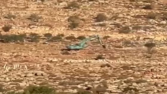 شاهد- الاحتلال يواصل تجريف أراض في قرية المغير