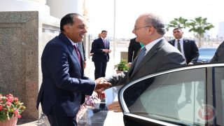 مصطفى يبحث مع نظيره المصري سبل وقف الحرب وإدارة غزة