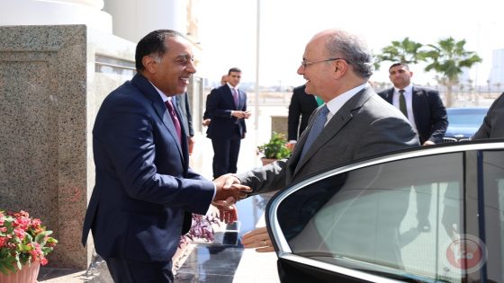 مصطفى يبحث مع نظيره المصري سبل وقف الحرب وإدارة غزة