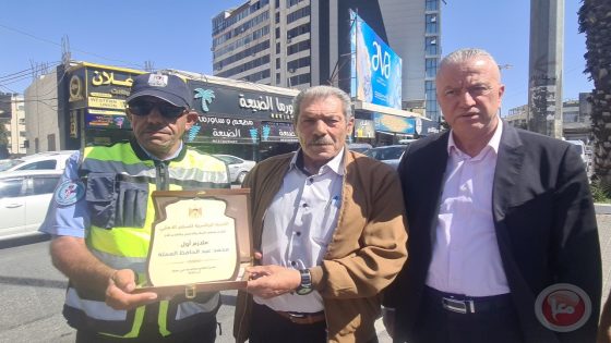 اللجنة الرئاسية للسلم الأهلي تكرم ضابط المرور محمد العملة تقديرا لجهوده في تيسير الحركة المرورية بالخليل