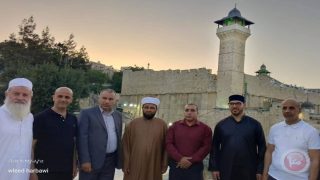 وزير الاوقاف يؤدي صلاة الفجر في الحرم الإبراهيمي
