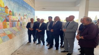 وزير الثقافة يزور مدينة العيزرية ويفتتح معرضا للفن التشكيلي وجدارية ايقونة القدس