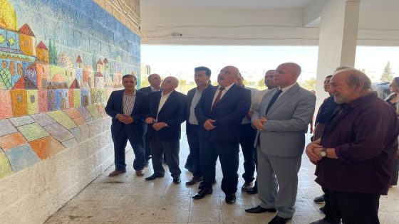 وزير الثقافة يزور مدينة العيزرية ويفتتح معرضا للفن التشكيلي وجدارية ايقونة القدس