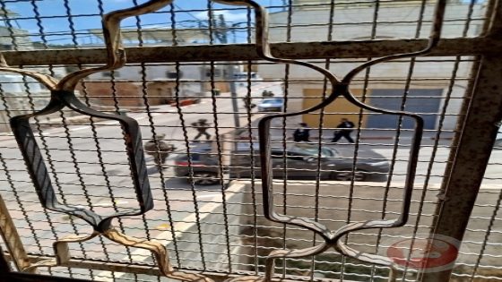 جيش الاحتلال يطلق النار على فلسطيني يحمل مسدس لعبة