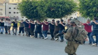 الاحتلال يحاصر طولكرم ويعتقل مئات الشبان (صور)