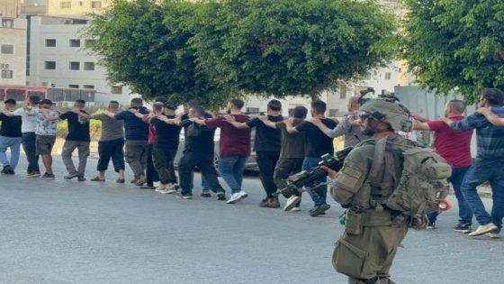 الاحتلال يحاصر طولكرم ويعتقل مئات الشبان (صور)