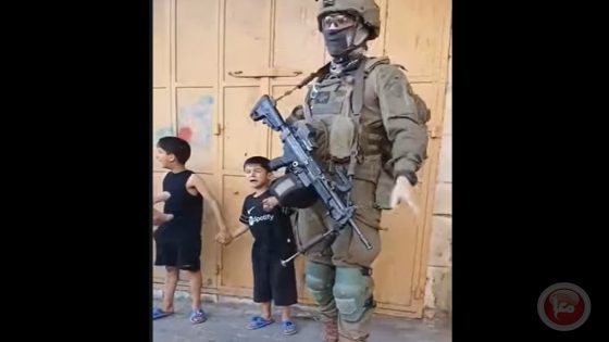 شاهد- الاحتلال يحتجز طفلين في الخليل