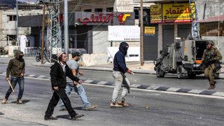مستوطنون يهاجمون مركبات المواطنين جنوب نابلس