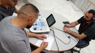 “العربية الأمريكية” و”Eyes Solutions” تنظمان يوما طبيا مجانيًا للفحوصات السمعية