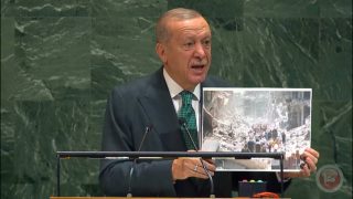 اردوغان حاملا صور اطفال غزة:”الشعب الفلسطيني لايقتل بالاسلحة فقط بل بالتجويع ايضا”