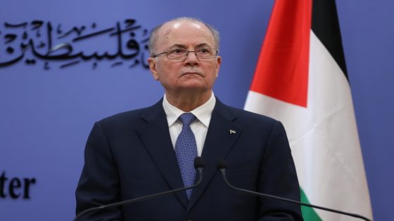 مصطفى يتلقى اتصالا من رئيس وزراء لوكسمبورغ يبلغه فيه نية بلاده الاعتراف بدولة فلسطين