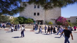 مناشدة: طالبة متفوقة بحاجة للمساعدة لاستلام شهادات التخرج