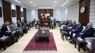 مصطفى يبحث مع وزير خارجية الدنمارك جهود وقف الحرب على غزة وتنفيذ حل الدولتين