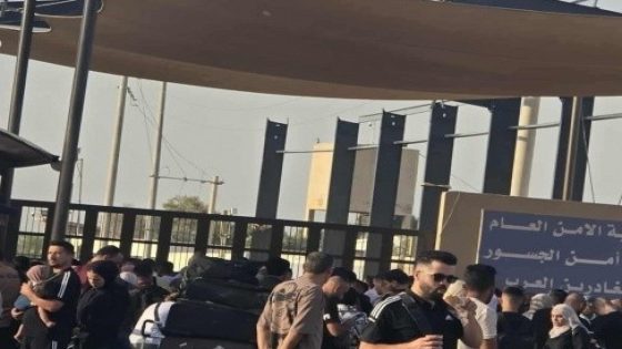 بعد إغلاق دام 3 أيام.. آلاف المسافرين عبروا اليوم معبر الكرامة في الاتجاهين