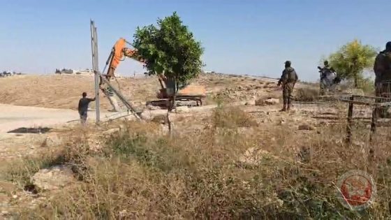 مستوطنون يدمرون شبكتي مياه وكهرباء في مسافر يطا والاحتلال يسلم أوامر هدم 5 منازل
