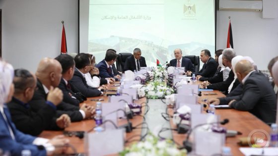 مصطفى يطلع على خطط وجاهزية وزارة الأشغال العامة والإسكان للعمل في قطاع غزة فور وقف العدوان